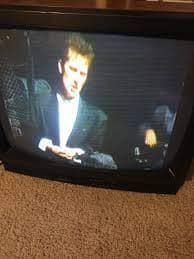Uma televisão antiga com um tubo de raios catódicos